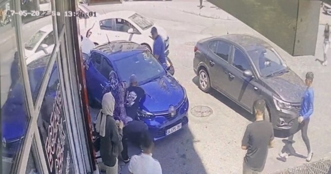 Otomobil yayaların arasına daldı