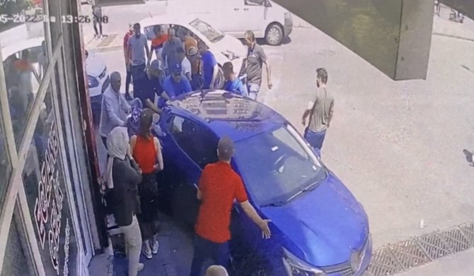 Otomobil yayaların arasına daldı