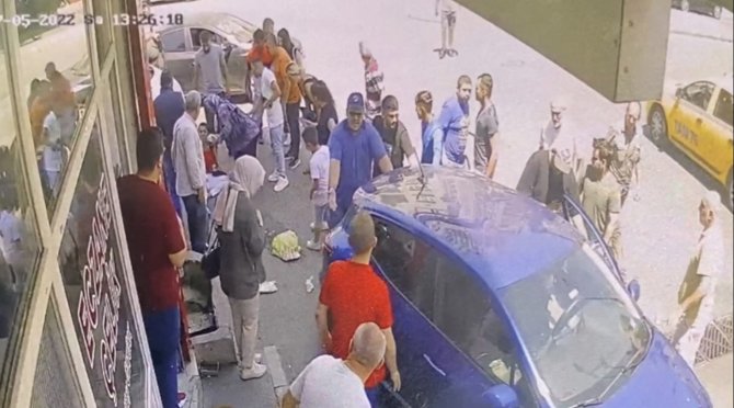 Otomobil yayaların arasına daldı