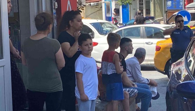 Otomobil yayaların arasına daldı