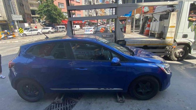 Otomobil yayaların arasına daldı