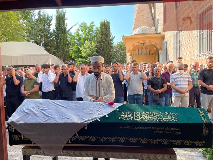 Otomobilin çarpmasıyla hayatını kaybeden skuterlı Dilara Gül son yolculuğuna uğurlandı