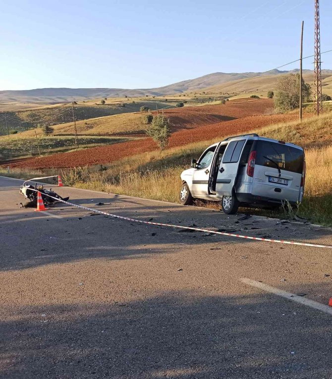 Otomobilin çarptığı motosiklet sürücüsü hayatını kaybetti
