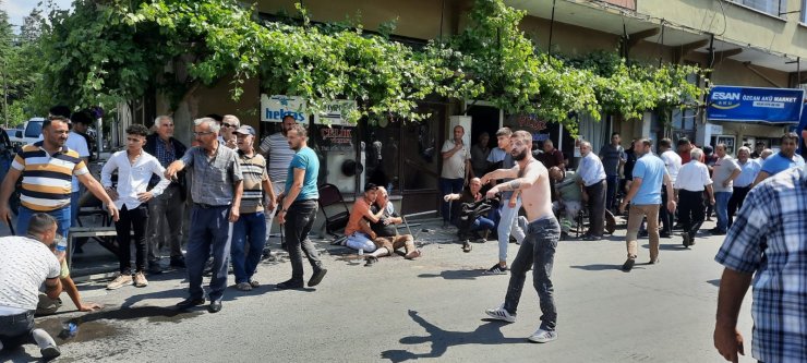 Otomobille kaçarken kahvenin önünde oturanlara çarptı: 7 yaralı 