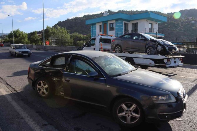 Otomobiller çarpıştı: 6 yaralı