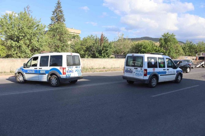 Otomobiller çarpıştı: 6 yaralı