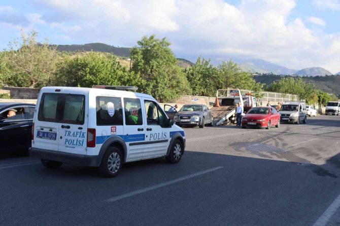 Otomobiller çarpıştı: 6 yaralı