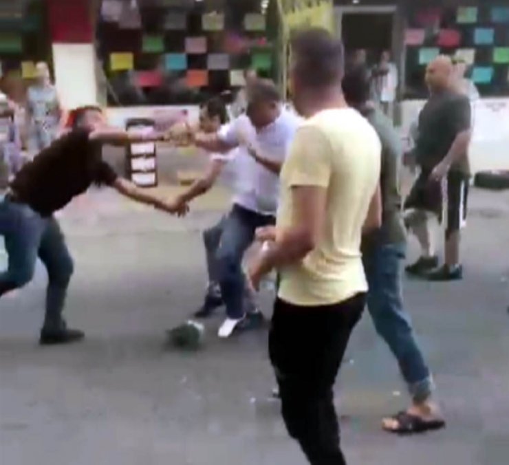 Polise saldırdılar, linç edilmekten polis kurtardı