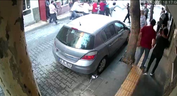 Polise saldırdılar, linç edilmekten polis kurtardı