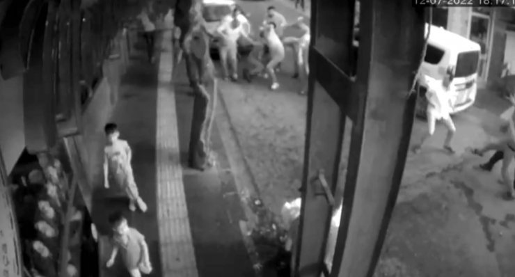 Polise saldırdılar, linç edilmekten polis kurtardı