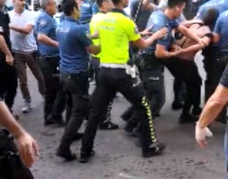 Polise saldırdılar, linç edilmekten polis kurtardı