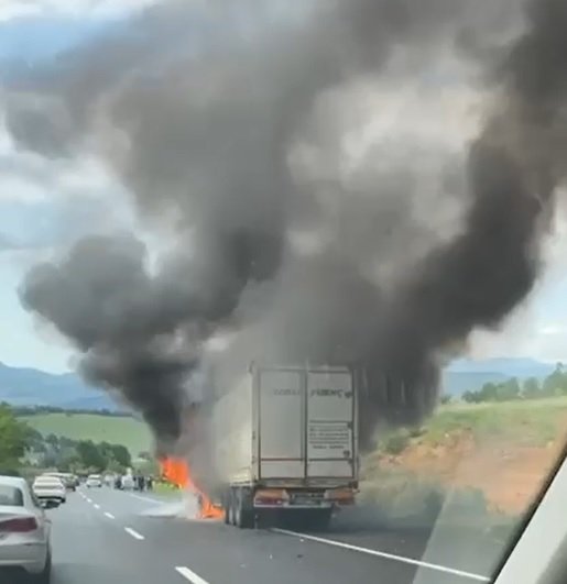 Seyir halinde alev alan TIR yandı