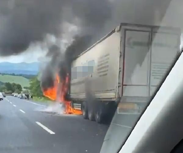 Seyir halinde alev alan TIR yandı