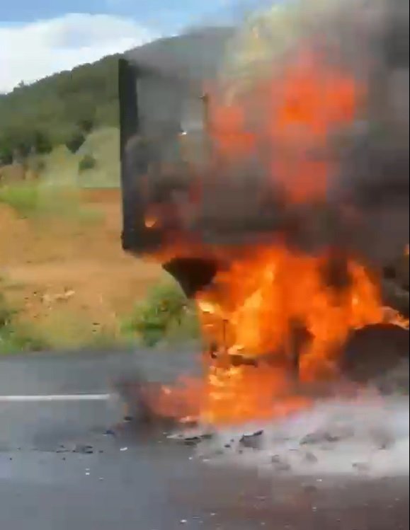 Seyir halinde alev alan TIR yandı