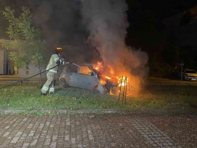 Taklalar atan otomobil alev aldı, sürücü son anda kurtarıldı