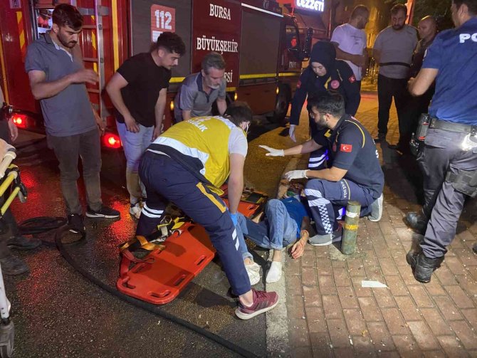 Taklalar atan otomobil alev aldı, sürücü son anda kurtarıldı