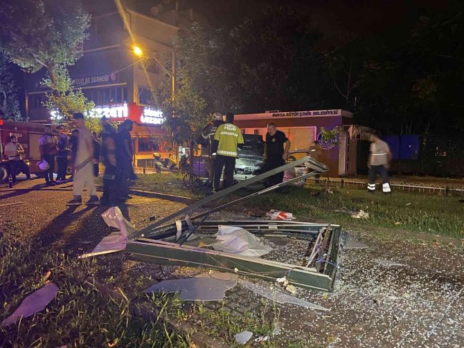 Taklalar atan otomobil alev aldı, sürücü son anda kurtarıldı