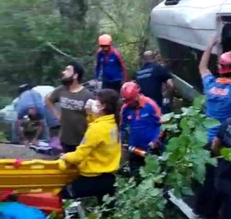 Tunceli'de, Karadeniz turu dönüşü minibüs şarampole uçtu: 3'ü ağır 19 yaralı