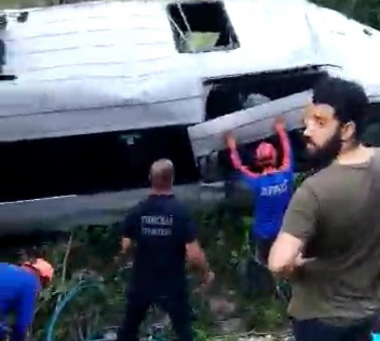 Tunceli'de, Karadeniz turu dönüşü minibüs şarampole uçtu: 3'ü ağır 19 yaralı