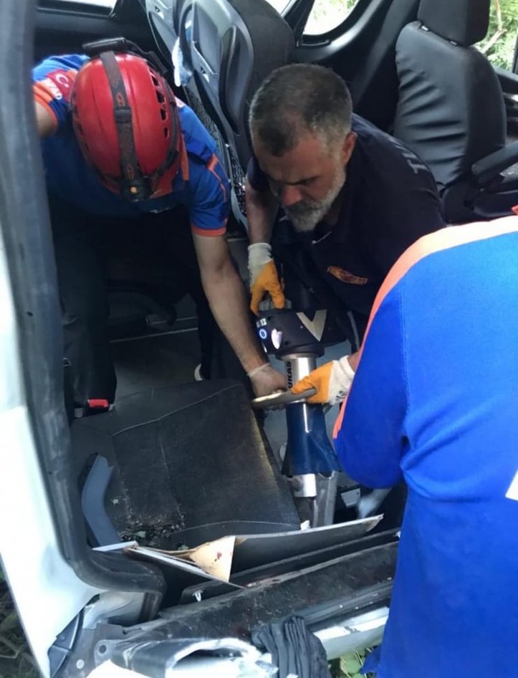 Tunceli'de, Karadeniz turu dönüşü minibüs şarampole uçtu: 3'ü ağır 19 yaralı