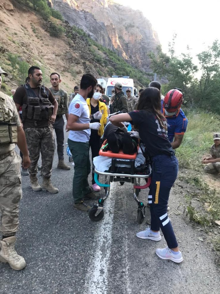 Tunceli'de, Karadeniz turu dönüşü minibüs şarampole uçtu: 3'ü ağır 19 yaralı
