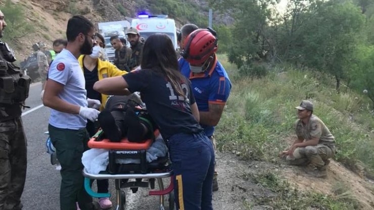 Tunceli'de, Karadeniz turu dönüşü minibüs şarampole uçtu: 3'ü ağır 19 yaralı