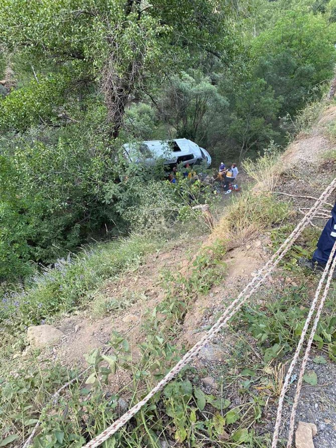 Tur minibüsü  uçuruma yuvarlandı: 18 yaralı