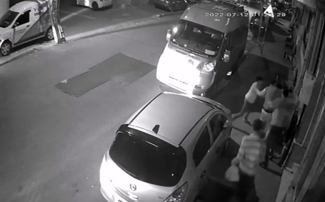 "Yan baktın" diyerek bir gence saldırdılar: O anlar kameraya yansıdı