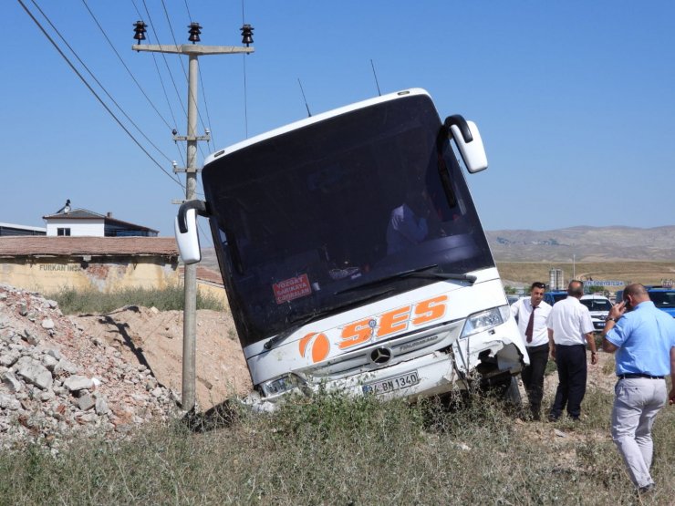 Yolcu otobüsü şarampole düştü: 8 yaralı