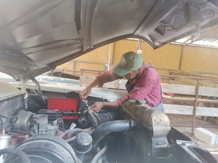 1955 model klasik otomobile ahırda restore