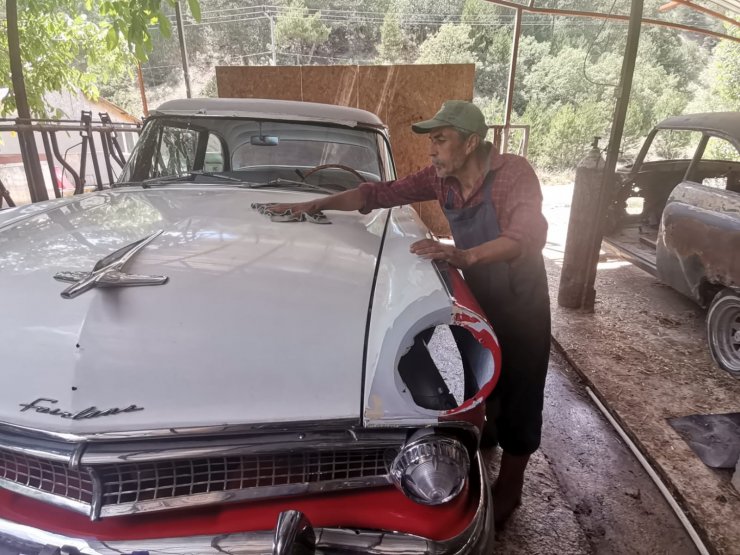 1955 model klasik otomobile ahırda restore