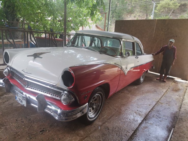 1955 model klasik otomobile ahırda restore