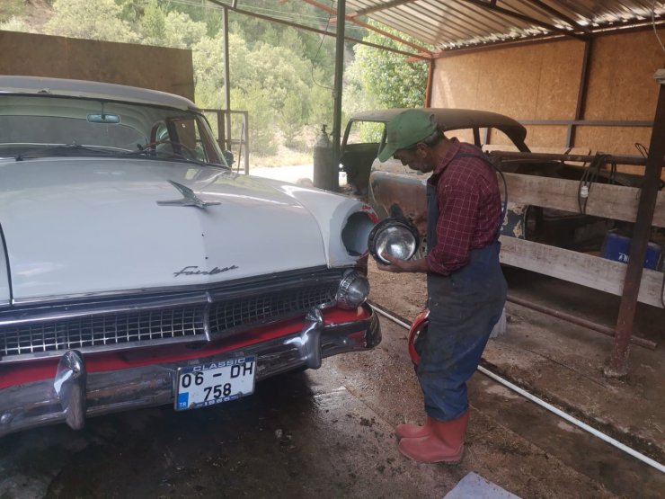 1955 model klasik otomobile ahırda restore