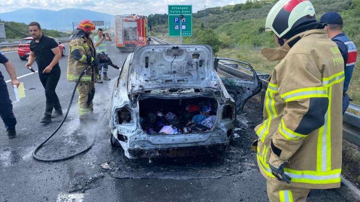 5 kişilik aile, alevler içinde kalan otomobilden son anda kurtuldu