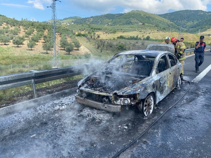 5 kişilik aile, alevler içinde kalan otomobilden son anda kurtuldu