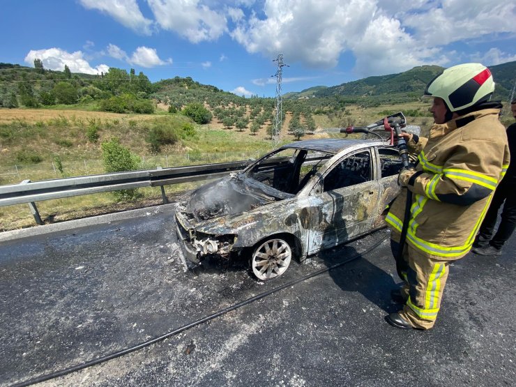 5 kişilik aile, alevler içinde kalan otomobilden son anda kurtuldu