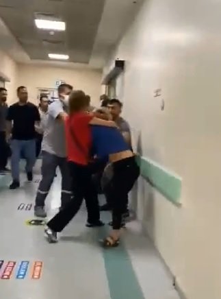 Acil serviste saç saça kavga ettiler