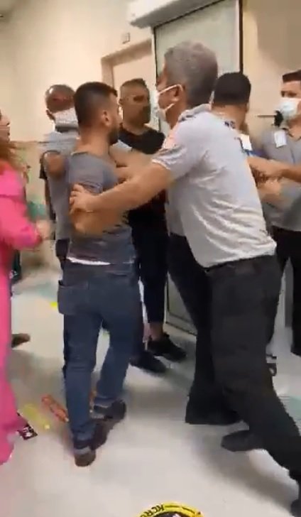 Acil serviste saç saça kavga ettiler