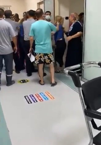 Acil serviste saç saça kavga ettiler