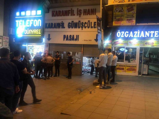 Aralarında husumet bulunan şahsı kuyumcu dükkanında silahla öldürdü