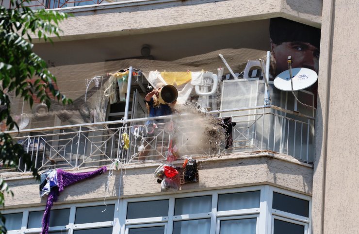 Balkondan eşyalarını atan kadının evine polis çilingir çağırarak girdi