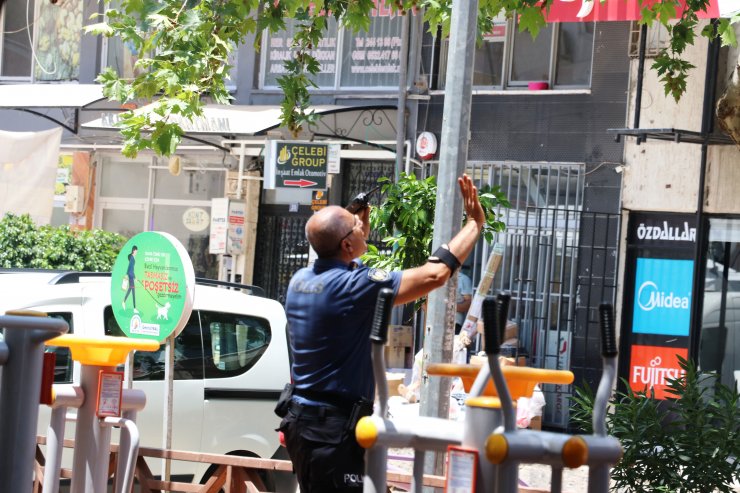 Balkondan eşyalarını atan kadının evine polis çilingir çağırarak girdi