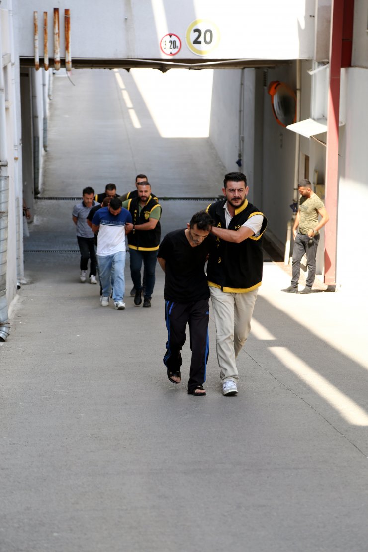 Çocukların topunun otomobile çarpması ortalığı karıştırdı! 6 yaralı