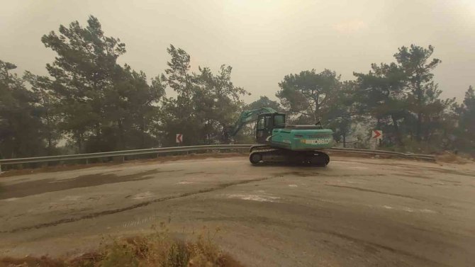 Yangına 18 helikopter, 7 uçak müdahale ediyor