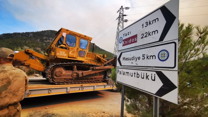 Yangına 18 helikopter, 7 uçak müdahale ediyor