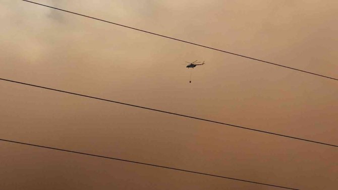 Yangına 18 helikopter, 7 uçak müdahale ediyor