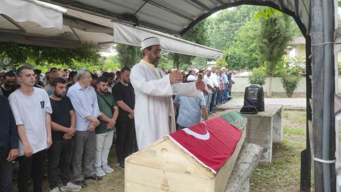 Denizde boğulan 2 genç Sakarya’da toprağa verildi