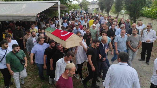 Denizde boğulan 2 genç Sakarya’da toprağa verildi