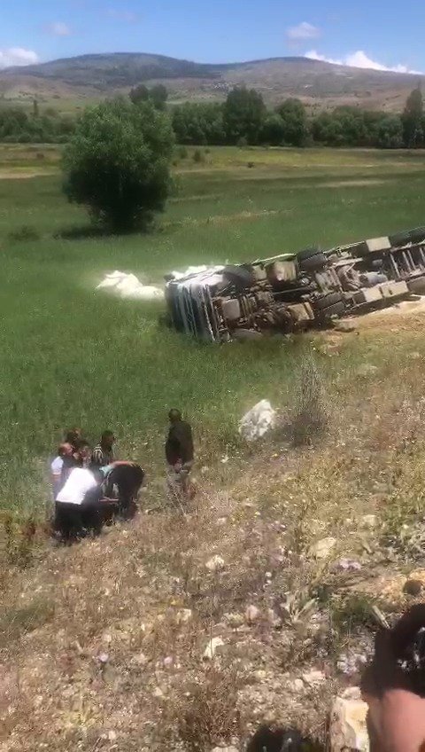 Devrilen TIR'dan yara almadan kurtuldu