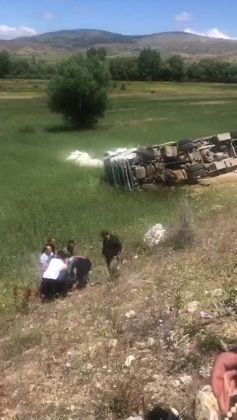 Devrilen TIR'dan yara almadan kurtuldu